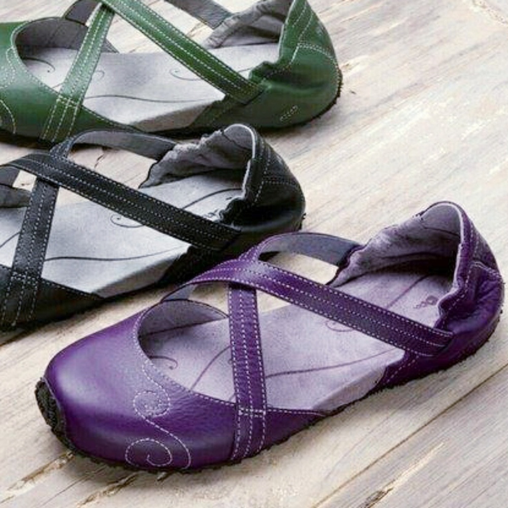 AHNU KARMA SIZE 8.5 YOGA-INSPIRED FLATS NEW